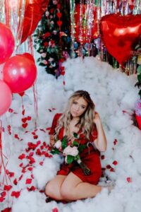 30+ Cute & Romantic Valentines Day Photoshoot Ideas You Want To Copy