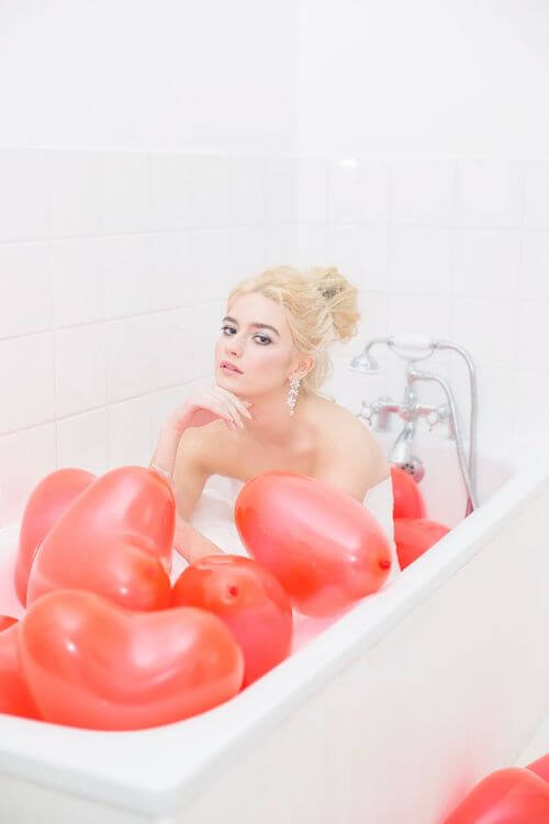 sexy Valentines Day photoshoot ideas bathroom