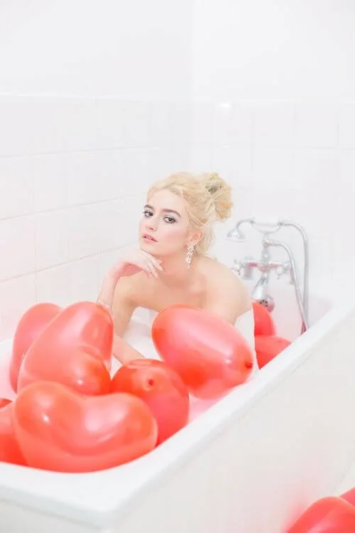 sexy Valentines Day photoshoot ideas bathroom