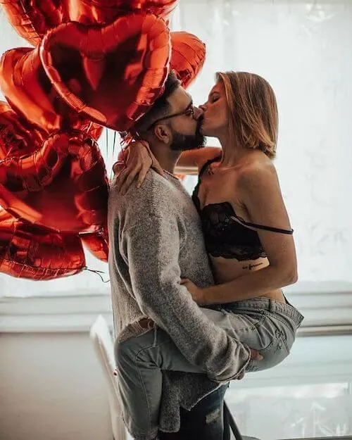 sexy Valentines Day photoshoot ideas for couple