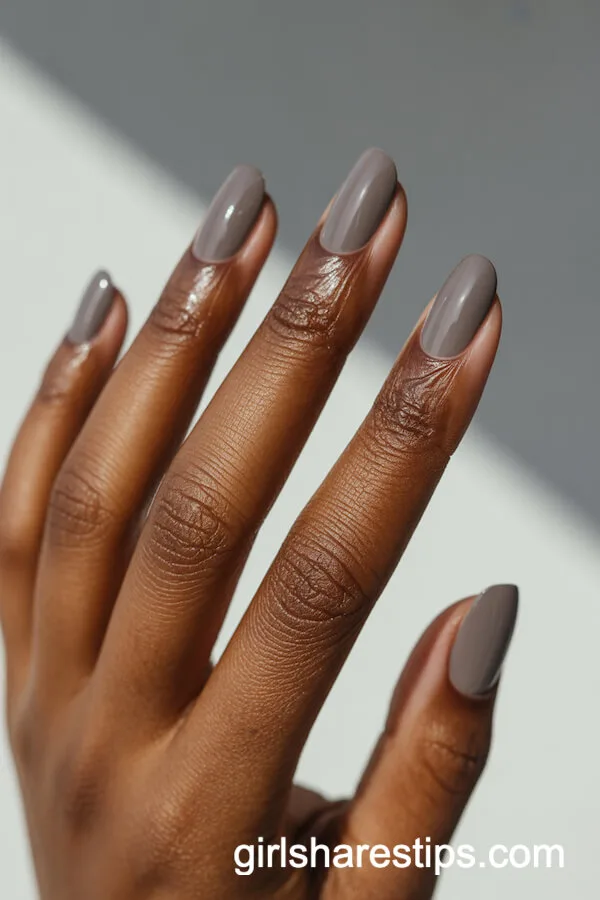 Chic Greige Squoval Short Nails