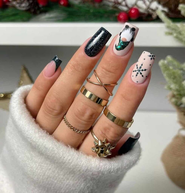 Penguin and Snowflake Accent Short Nails