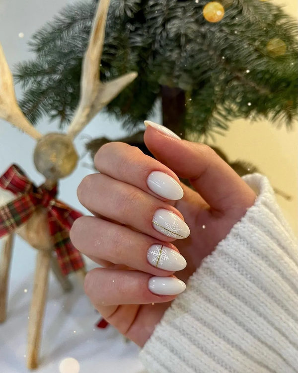 White Snowflake Short Nails for a Frosty Look