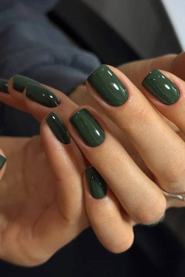 Minimal Nude Short Nails with Thin Black French Tips