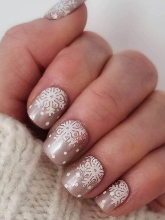 30 Stunning Short Snowflake Nails You Need to Try This Winter