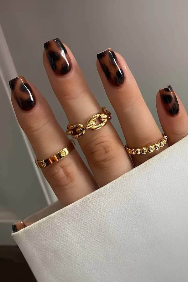 Chic Short Tortoise Shell Nails