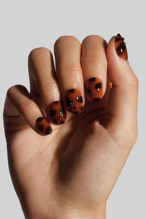 Minimalist Short Tortoise Shell Nails
