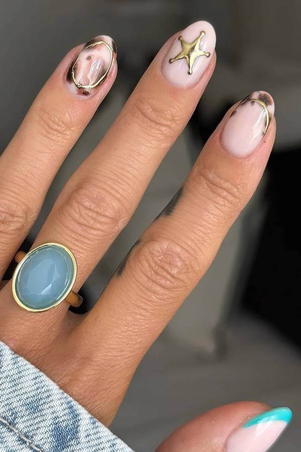 Minimalist Gold Accent Western Nails