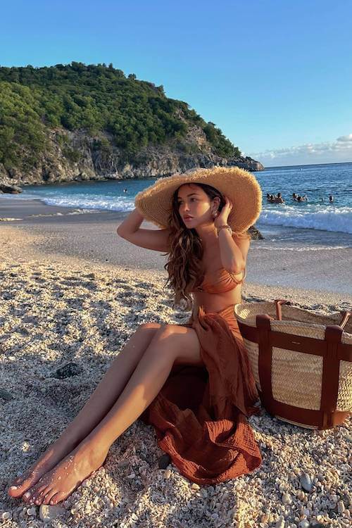 stylish summer vacation outfit