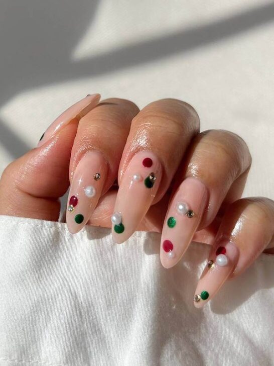 27 Stunningly Subtle Christmas Nails for a Chic Holiday Look
