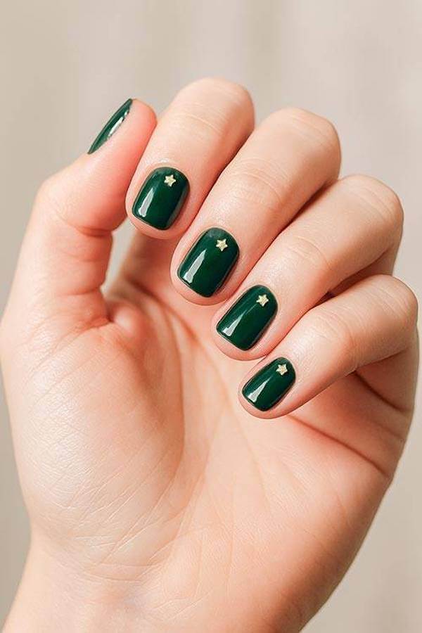 Evergreen With Gold Star Christmas Nails