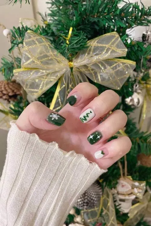 trendy cute Christmas nails