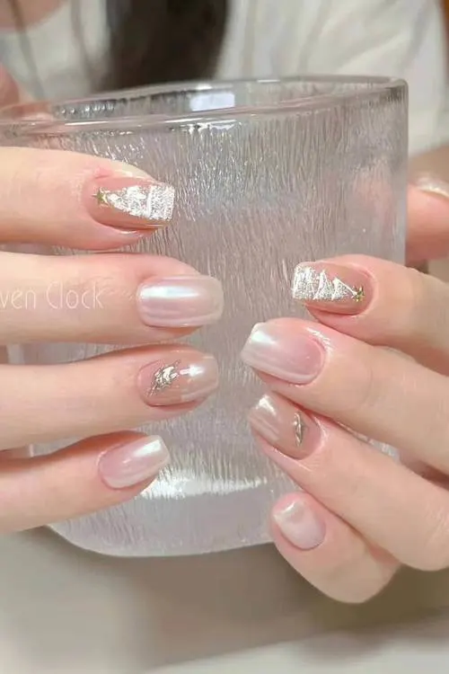 trendy cute Christmas nails