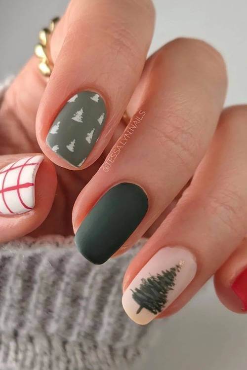 trendy cute Christmas nails