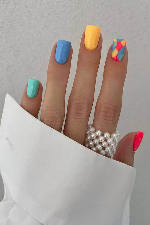 trendy short summer nails