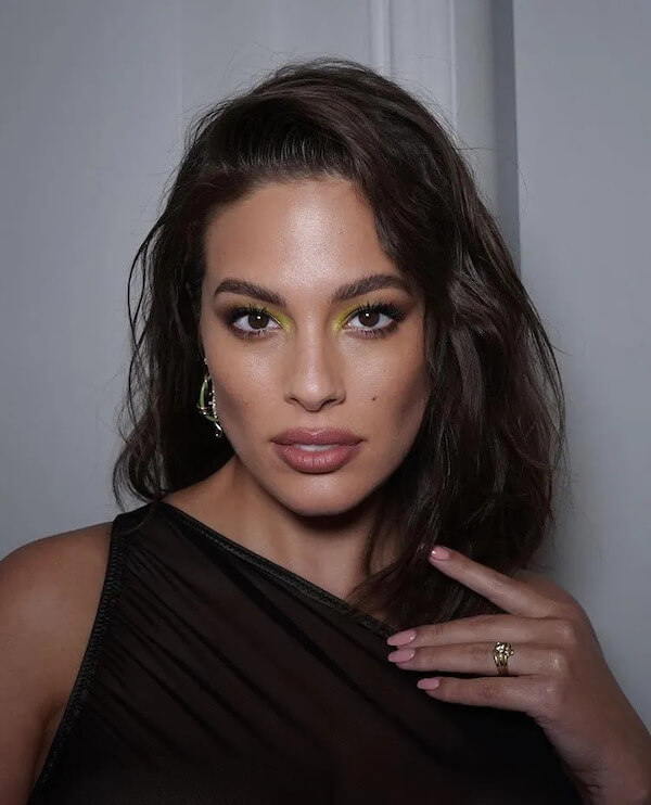 Glam Side-Swept Waves for Wedding Guests