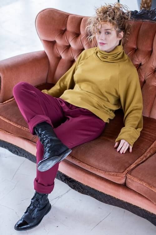 what color to wear with burgundy pants