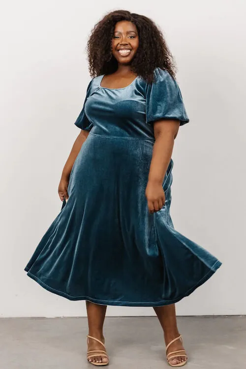 what to wear to a winter wedding plus size