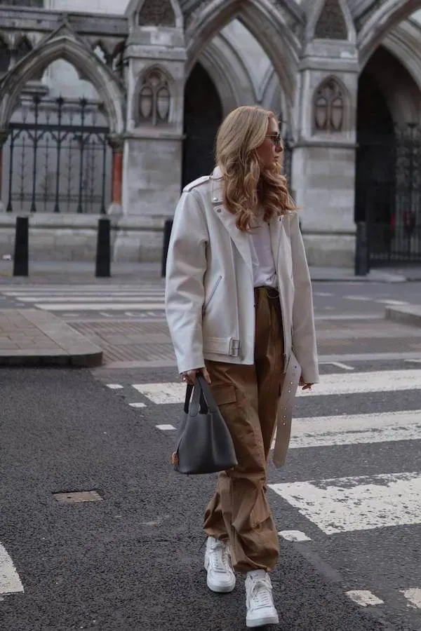 what to wear with brown pants