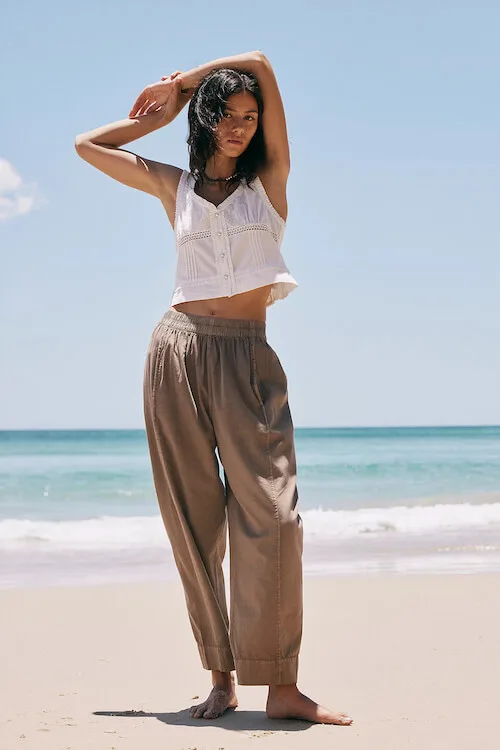 How To Wear Brown Pants For Vacation