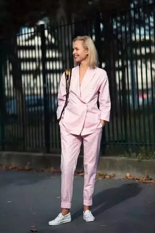 what to wear with pink pants