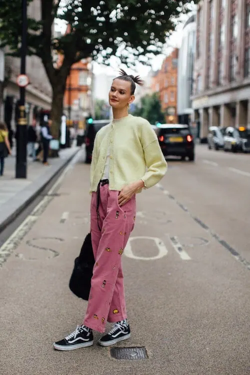 what to wear with pink pants