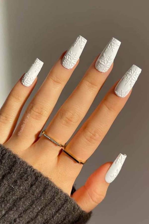 Matte 3D White Snowflake Nails