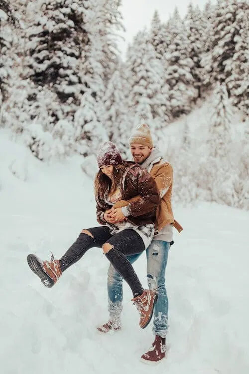 winter couple photoshoot ideas