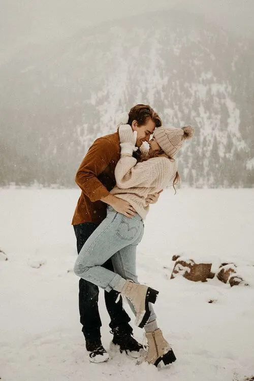 winter couple photoshoot ideas