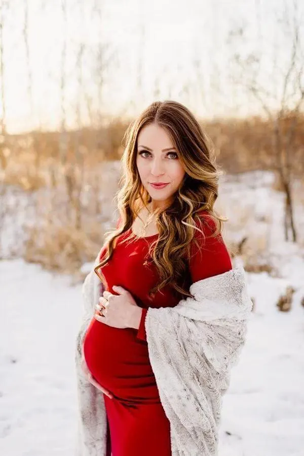 winter pregnancy photoshoot ideas