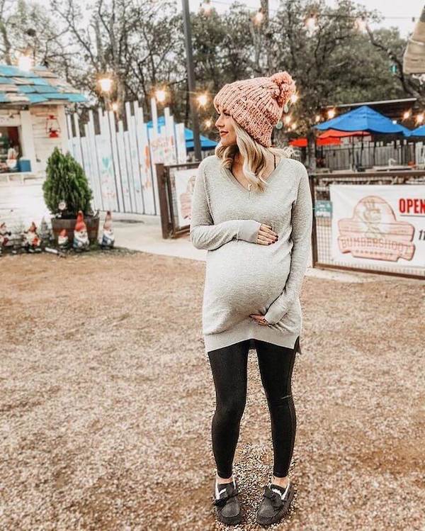 winter pregnancy photoshoot ideas