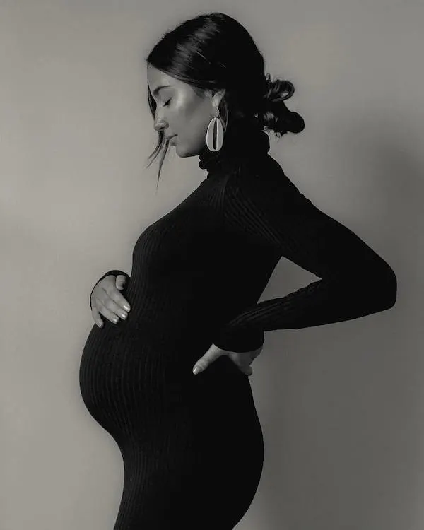 winter pregnancy photoshoot ideas