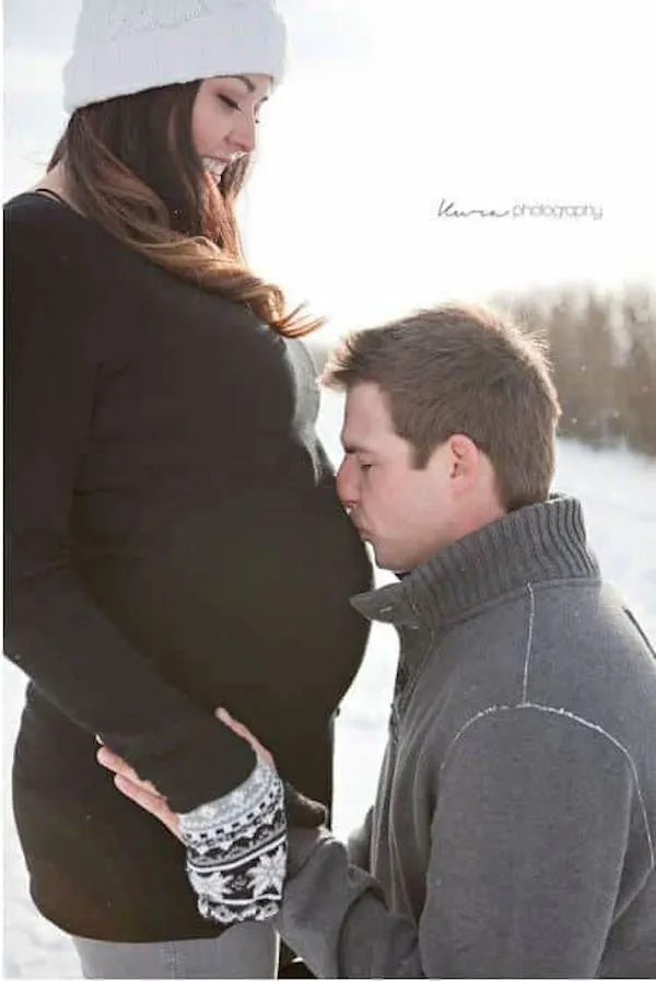 winter pregnancy photoshoot ideas