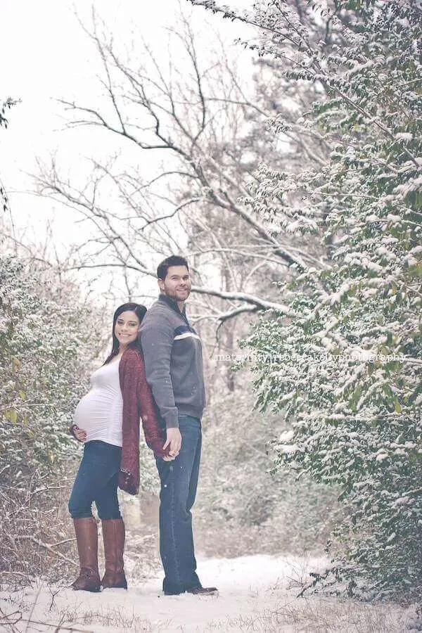 winter pregnancy photoshoot ideas