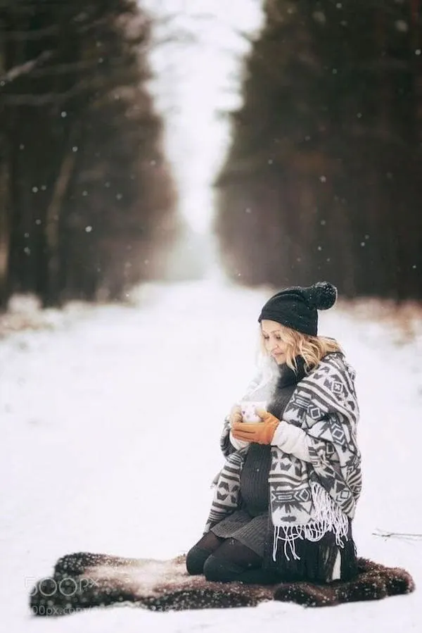 winter pregnancy photoshoot ideas