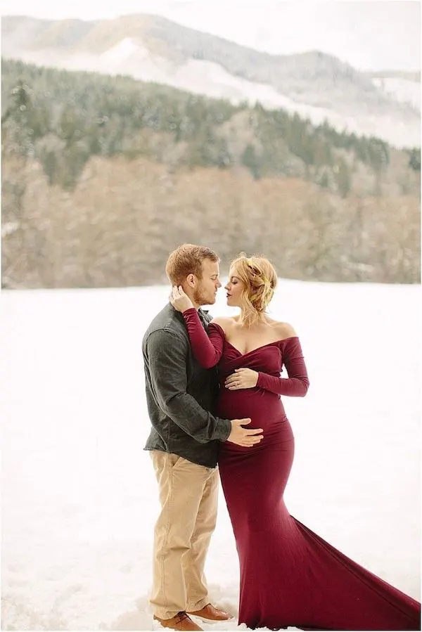 winter pregnancy photoshoot ideas