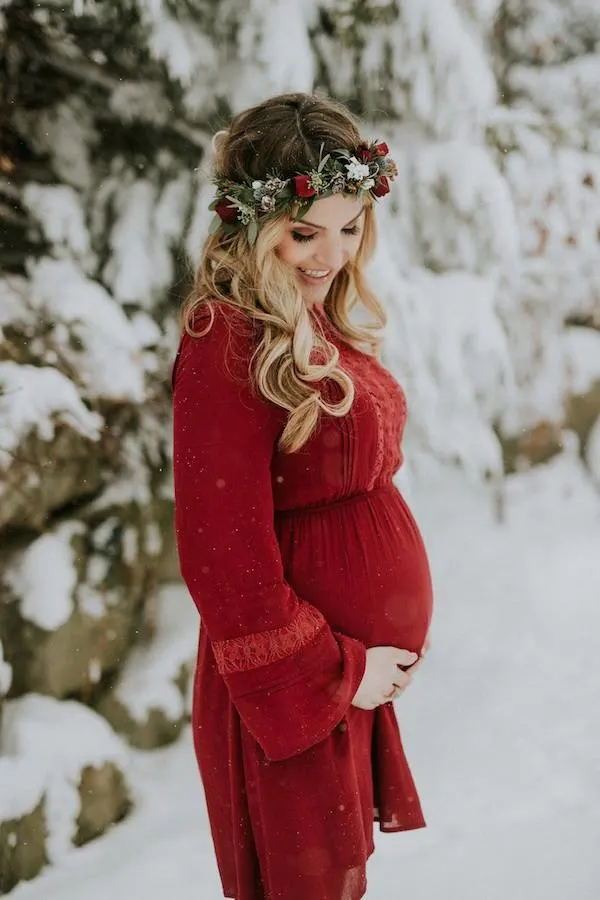 winter pregnancy photoshoot ideas
