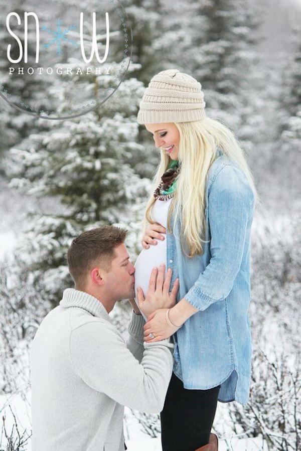 winter pregnancy photoshoot ideas