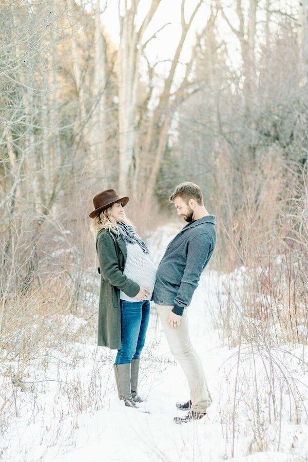 winter pregnancy photoshoot ideas