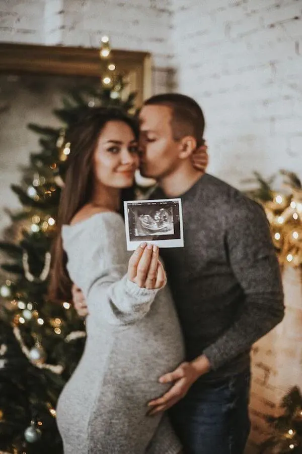 winter pregnancy photoshoot ideas