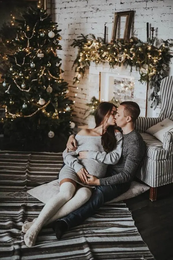 winter pregnancy photoshoot ideas