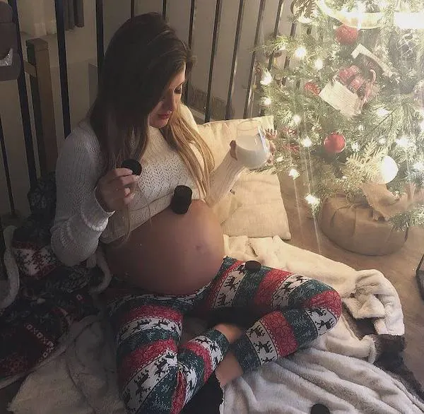 winter pregnancy photoshoot ideas