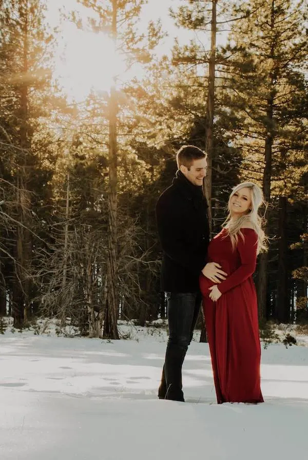 winter pregnancy photoshoot ideas