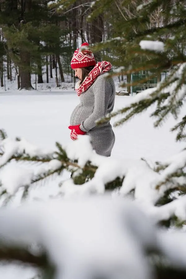 winter pregnancy photoshoot ideas