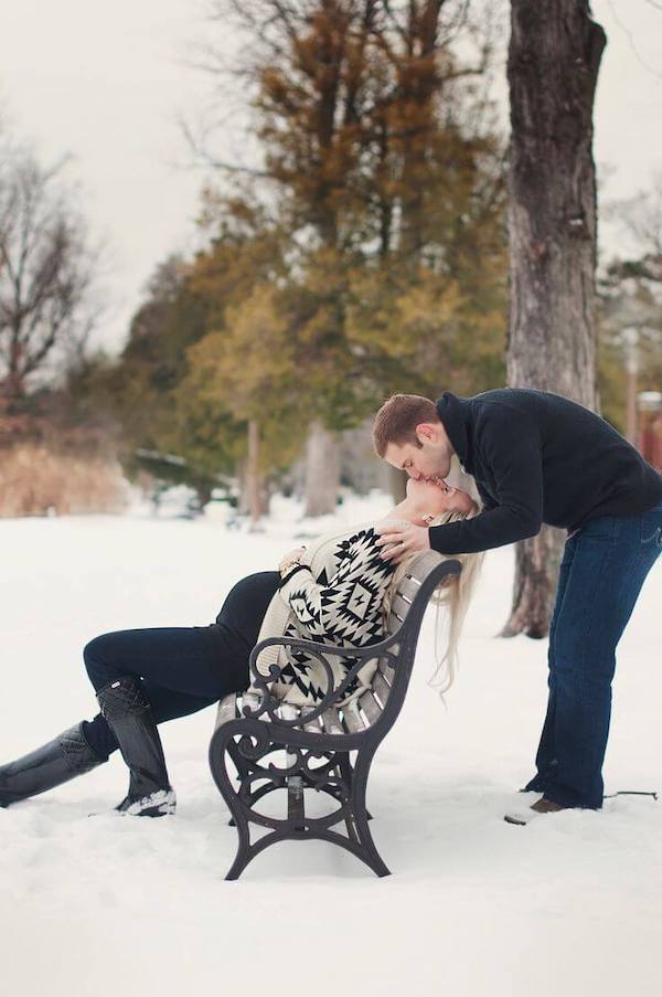 winter pregnancy photoshoot ideas