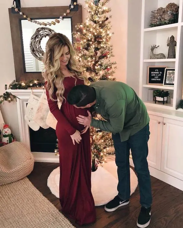 winter pregnancy photoshoot ideas