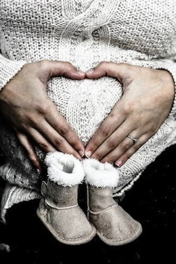 winter pregnancy photoshoot ideas