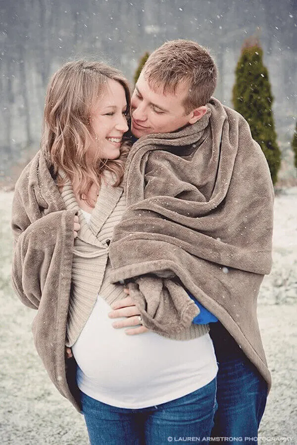 winter pregnancy photoshoot ideas