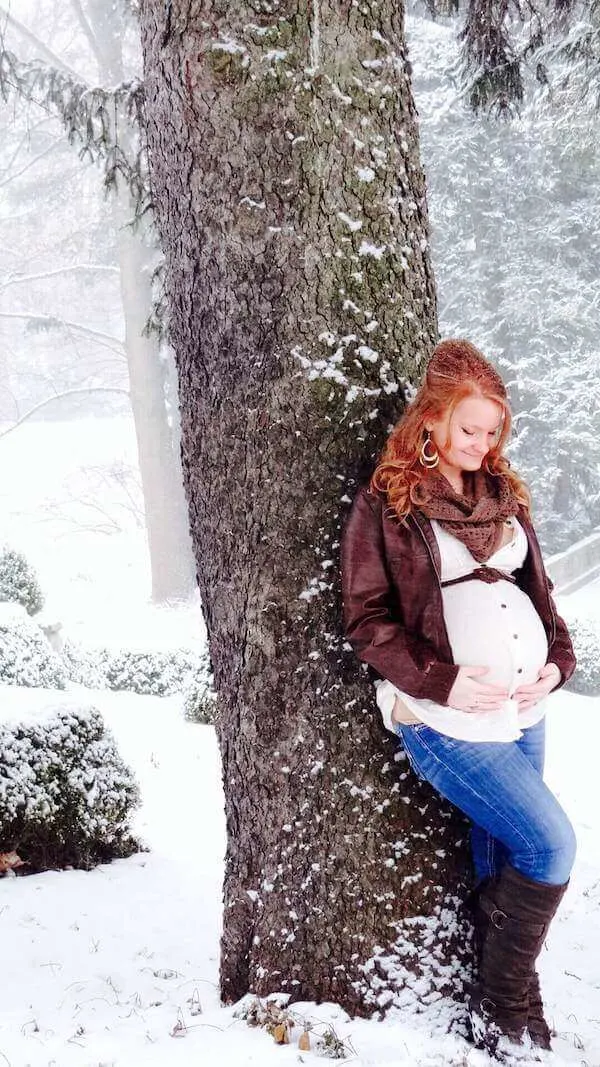 winter pregnancy photoshoot ideas