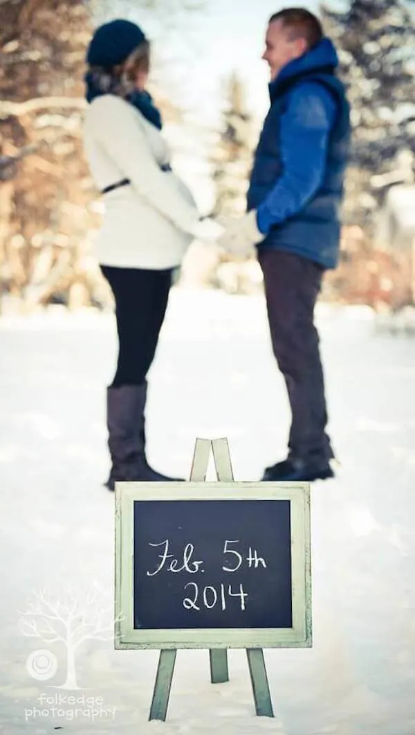 winter pregnancy photoshoot ideas